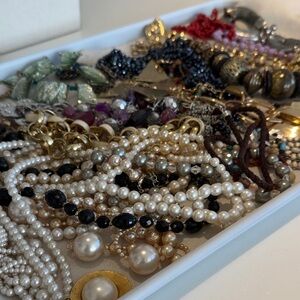 Lot of reseller bundle jewelry Pearl and Black Bead Necklace goldtone #134